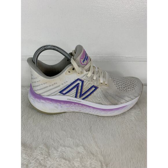 New Balance Vongo v5 Women’s Size 6.5 White Purple Running Shoes - Picture 7 of 9